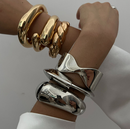 Fashion Trend Metal Glossy Surface Water Drop Hug Bracelet