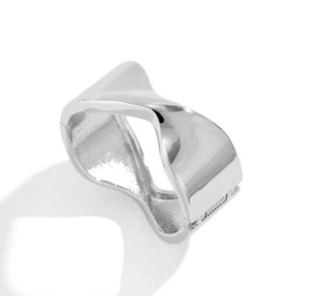 Fashion Trend Metal Glossy Surface Water Drop Hug Bracelet